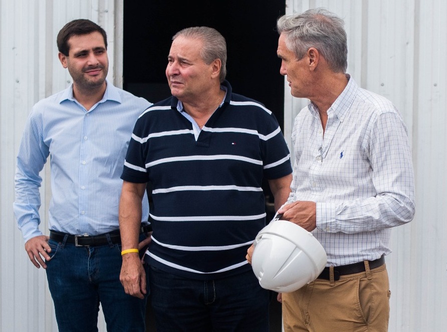 Luego de haber cumplido en tiempo y forma las primeras dos cuotas del aumento salarial anual del 45 % y a pocos días de hacer efectivo el último incremento, estipulado en 10 %, la comuna que comanda Ricardo Alessandro anunció que para “paliar las consecuencias que provoca en el bolsillo de los trabajadores municipales la permanente espiral inflacionaria”, ha tomado forma una importante medida: el pago de un bono de fin de año de 4 mil pesos dividido en dos cuotas de 2 mil, a abonarse con los salarios de octubre y noviembre.