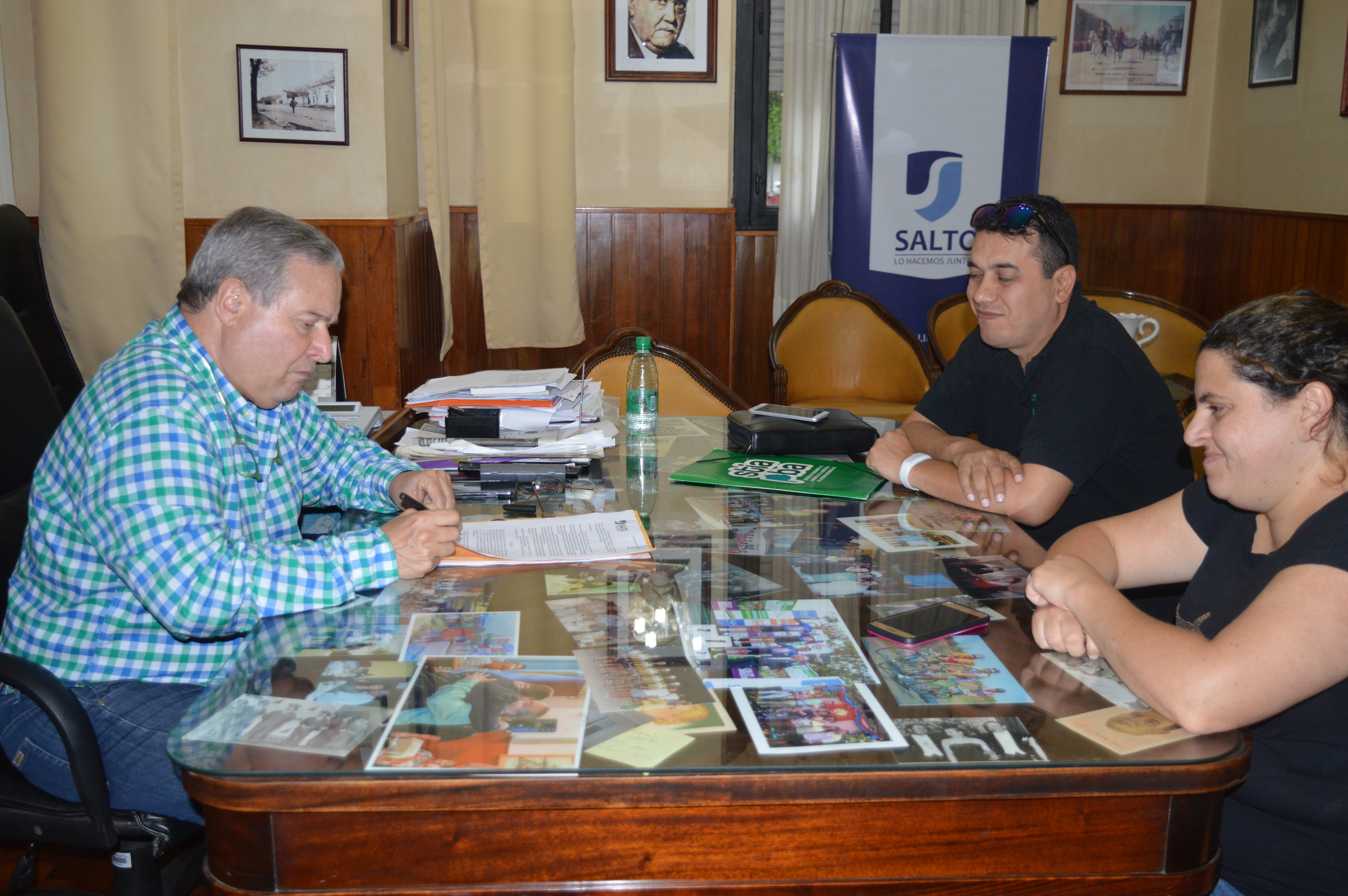 Este jueves 18 de octubre tuvo lugar en el despacho del intendente Ricardo Alessandro la firma de un acuerdo entre la comuna y la delegación Salto del Sindicato de Trabajadores de la Industria de la Alimentación tendiente a desarrollar acciones conjuntas con la entidad gremial en el marco de la construcción del futuro complejo polideportivo y recreativo de STIA, que se ubicará en la intersección de Tristán Lobos y Perú en Barrio Retiro.