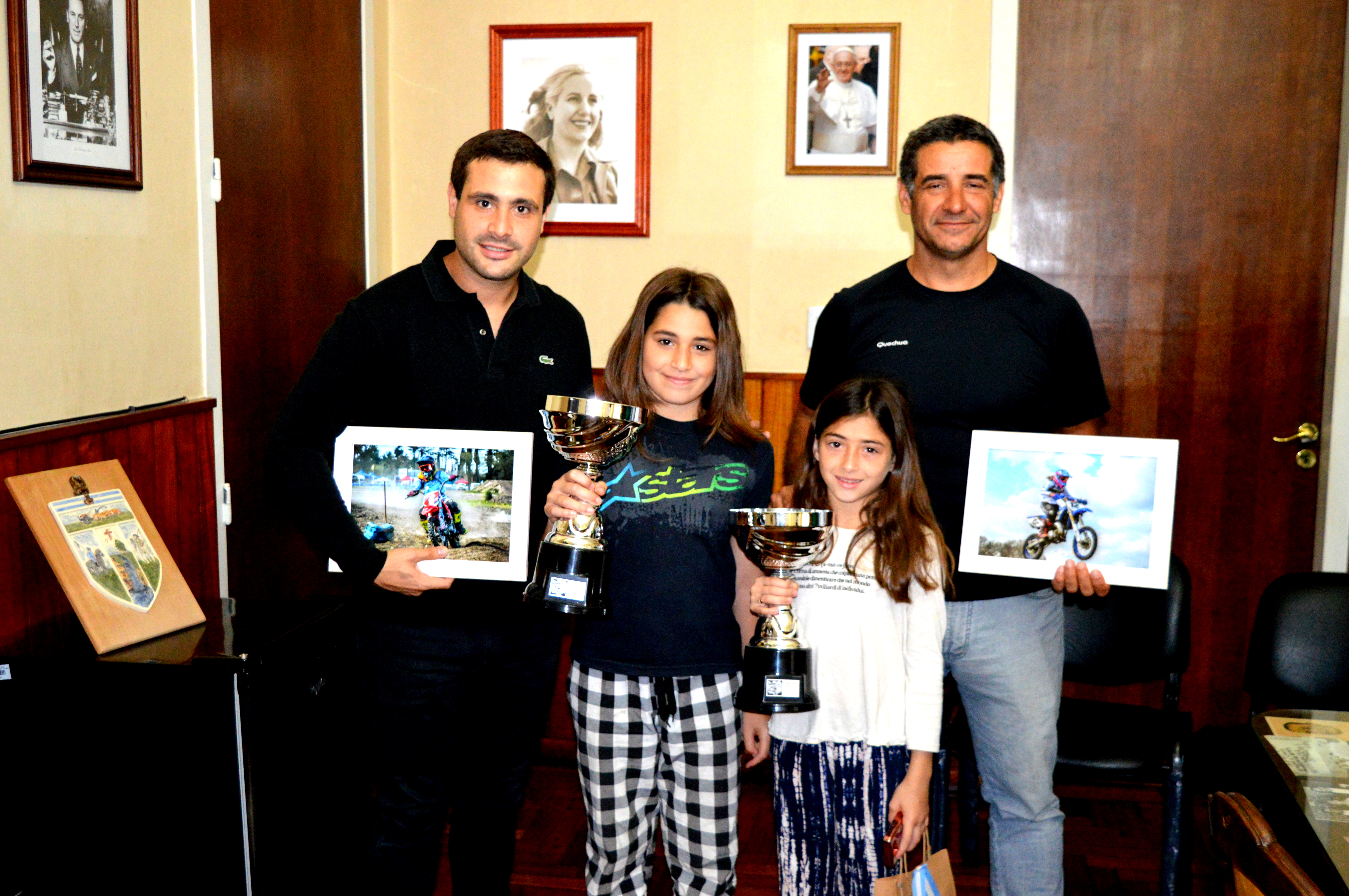 En la mañana del martes 11 de diciembre, un grupo de jóvenes deportistas vistió el Municipio para dialogar con el concejal Camilo Alessandro y con el director de Deportes Héctor Vera sobre sus experiencias personales en sus disciplinas a lo largo del año pronto a culminar.
