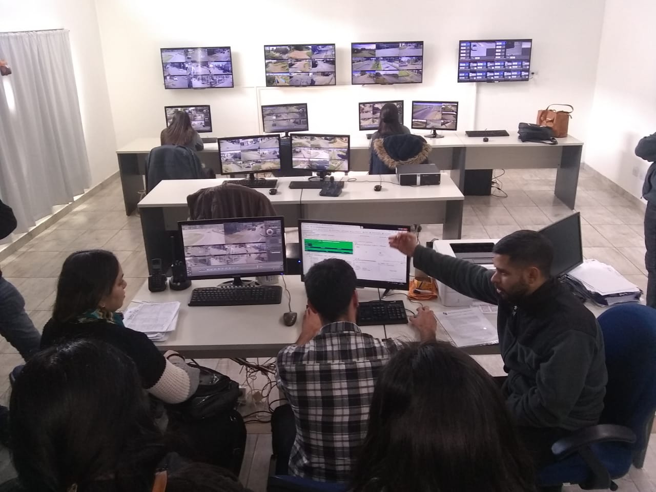 La Secretaría de Seguridad y Dirección de Monitoreo dispusieron que operadores del Centro de Monitoreo y Vigilancia Urbana de la Municipalidad se hicieran presentes en el Centro de Monitoreo de San Andrés de Giles, donde participaron de una jornada de capacitación y utilización de la plataforma de monitoreo Smartpanics, cuya aplicación se pondrá en vigencia en los próximos días.
