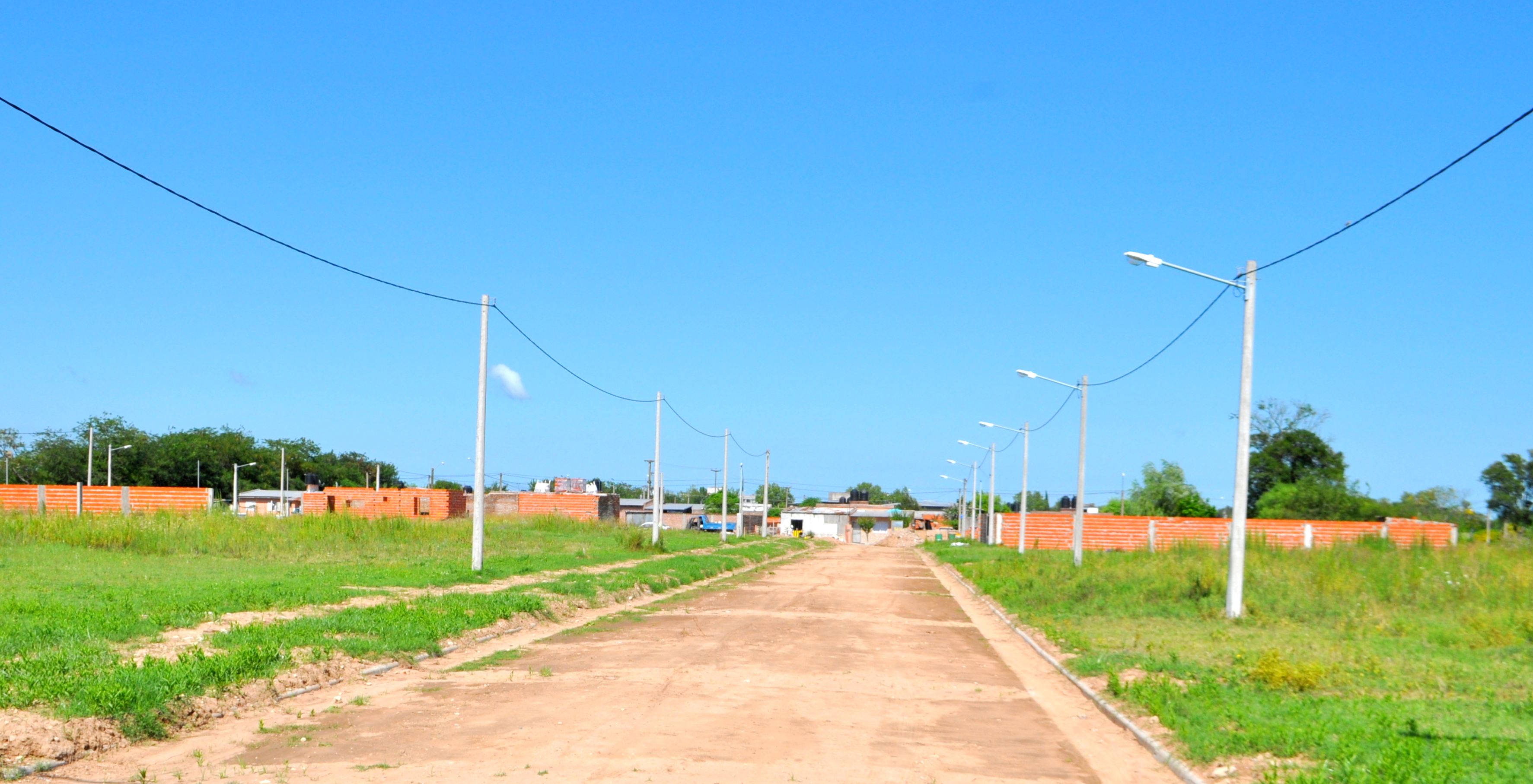 El intendente Ricardo Alessandro y el concejal Camilo Alessandro recorrieron junto a los cooperativistas Darío, Cecilia y Patricia el predio del futuro Barrio Los Álamos para ver los avances en las obras que con mucho esfuerzo llevan adelante los 65 socios del proyecto de viviendas.