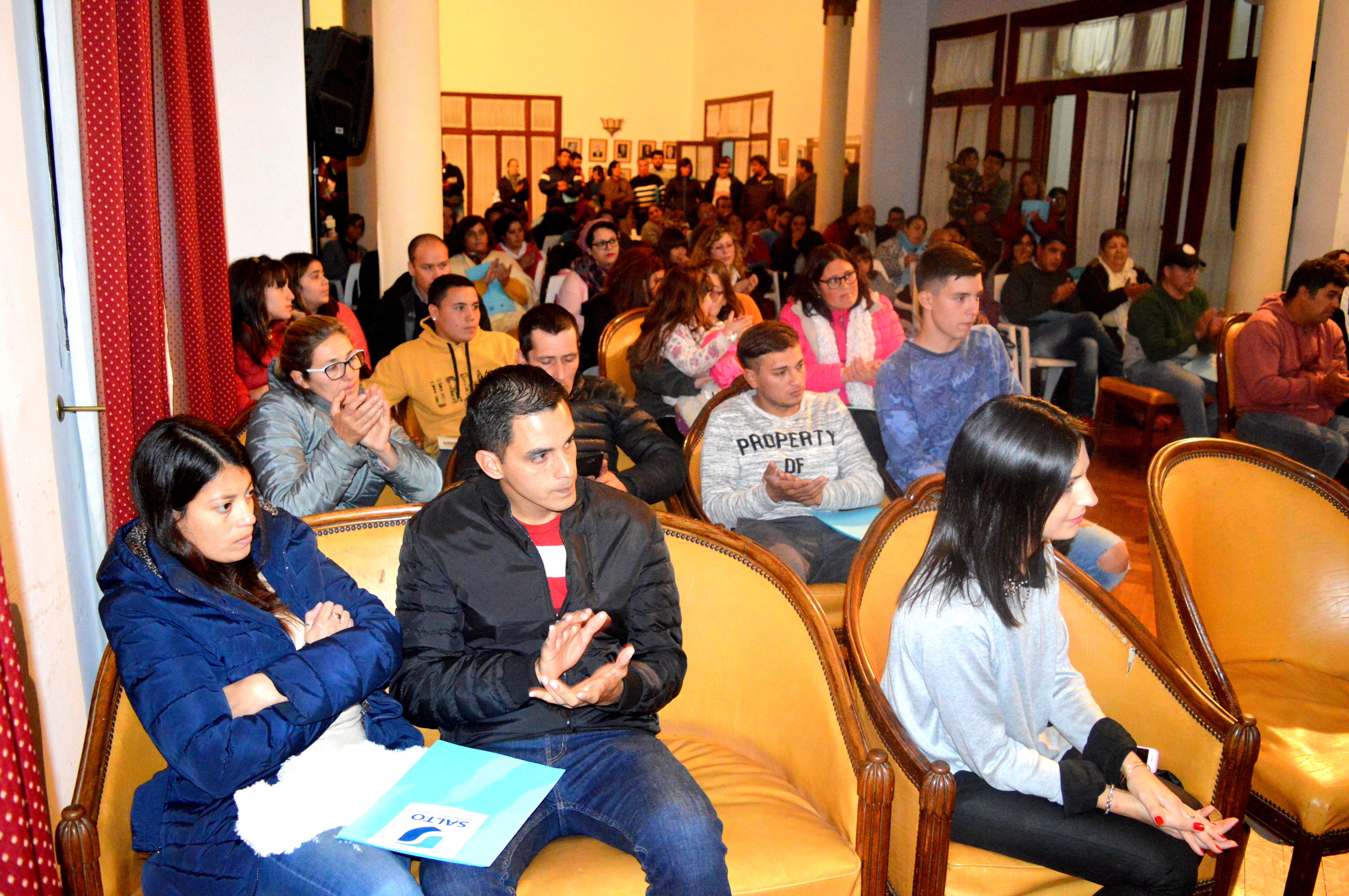 En la tarde del jueves 23 de mayo tuvo lugar en el Salón Blanco Municipal, un encuentro encabezado por el intendente Ricardo Alessandro, junto al concejal Camilo Alessandro y a funcionarios de su equipo.