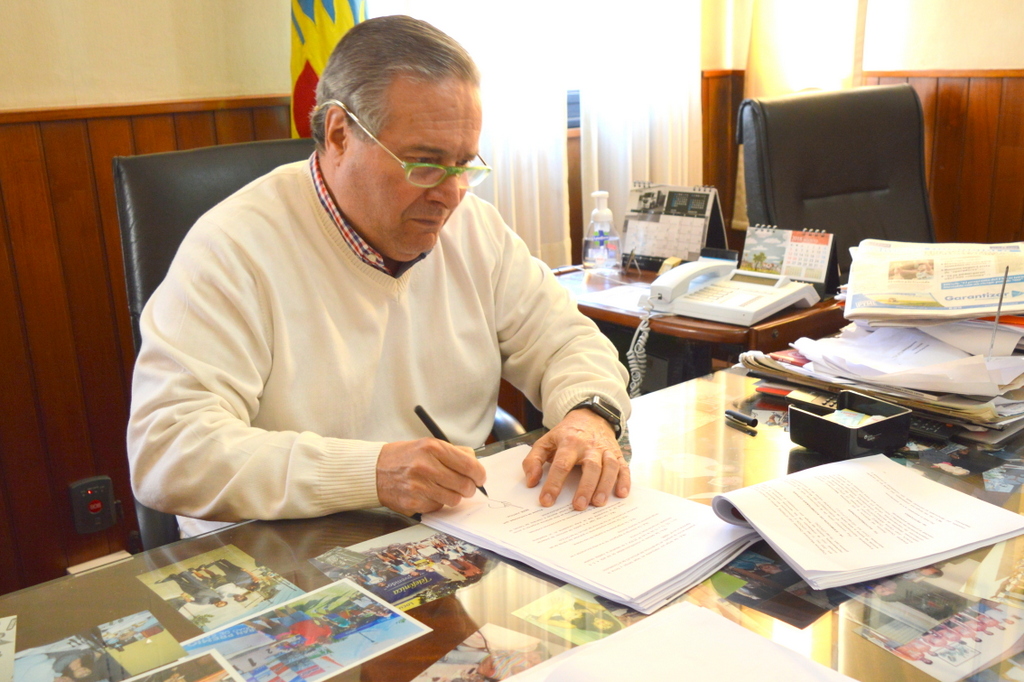 El intendente Ricardo Alessandro resolvió instrumentar el pago de una bonificación de $ 2000 que se sumará al anticipo salarial que los trabajadores de las plantas permanente y transitoria percibirán el día 15 del corriente.