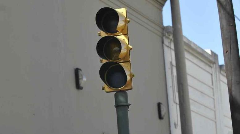 La Dirección de Tránsito y Control Urbano de la Municipalidad de Salto informó a la comunidad que por inconvenientes técnicos se encuentran actualmente fuera de servicio los puntos semafóricos ubicados en: