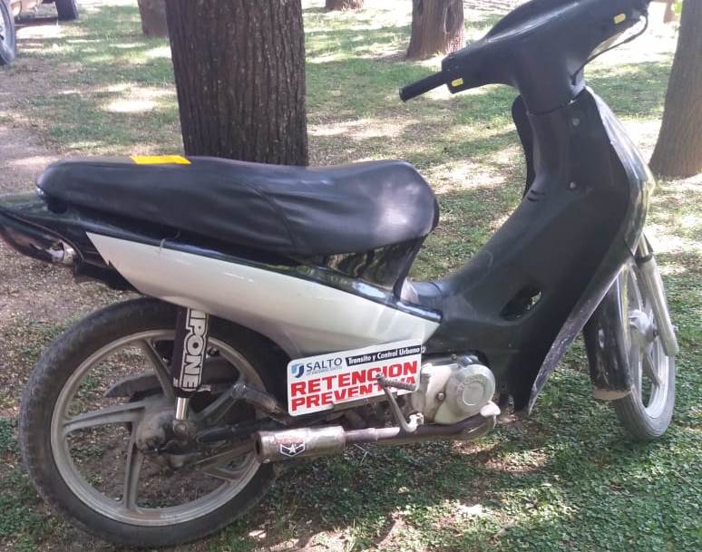 La Dirección de Tránsito y Control Urbano del Municipio local procedió a la retención de un automóvil Chevrolet Corsa, cuyo conductor no pudo acreditar la propiedad del rodado, careciendo de toda la documentación.