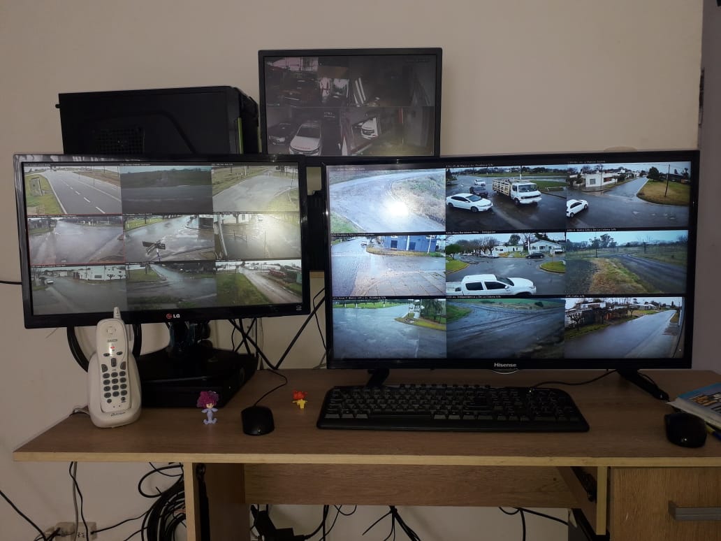 El servicio técnico del Centro de Monitoreo y Vigilancia Urbana municipal se hizo presente en la localidad de Arroyo Dulce, en donde se procedió a la instalación de cuatro cámaras de seguridad pública, las que fueron adquiridas por vecinos del lugar.