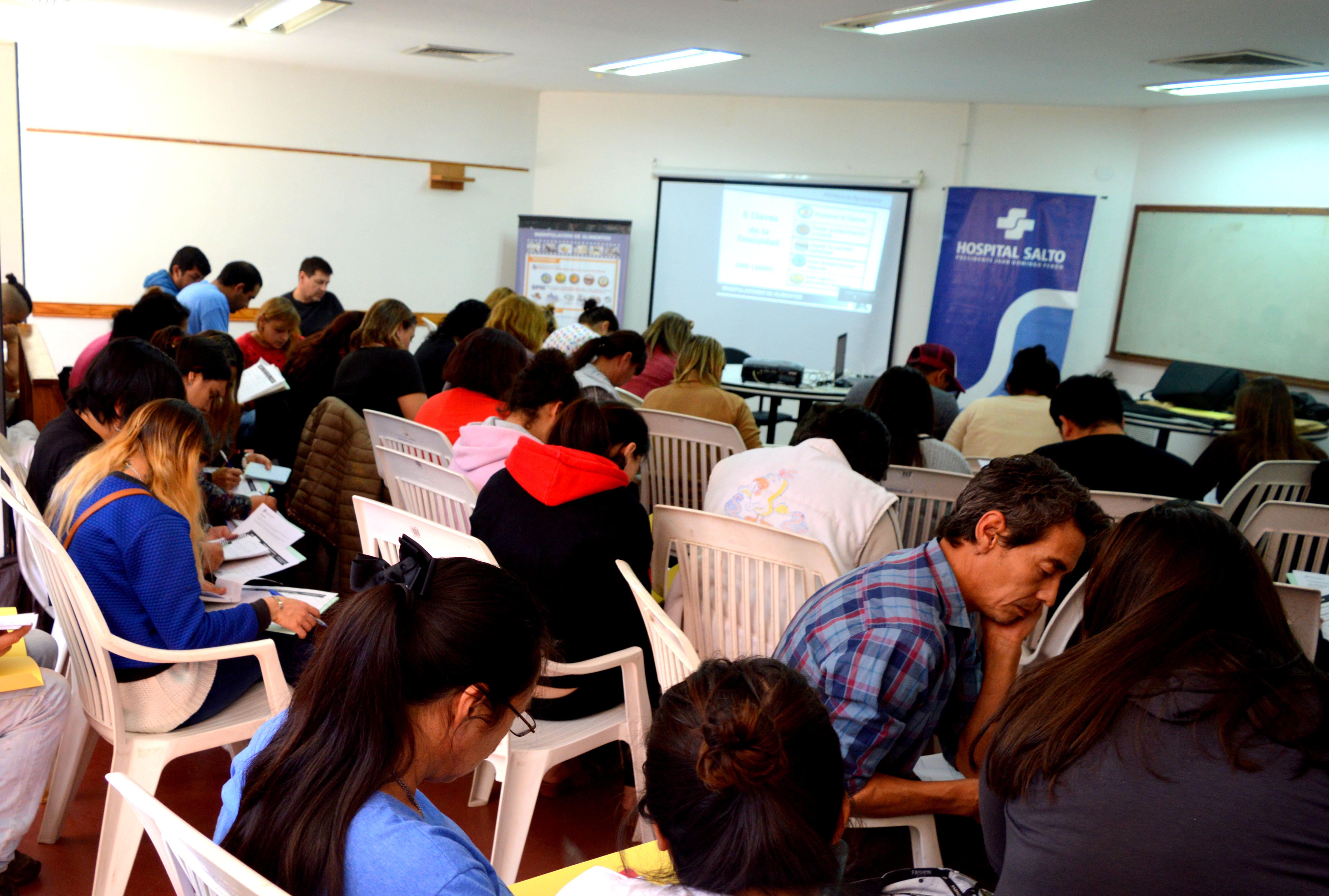 El pasado jueves 11 de abril tuvo lugar en el SUM del Hospital Municipal la primera jornada de la capacitación para manipuladores de alimentos organizada de forma conjunta por la Dirección de Bromatología, Higiene y Veterinaria local y la Dirección de Lechería del Ministerio de Agroindustria de la provincia de Buenos Aires.