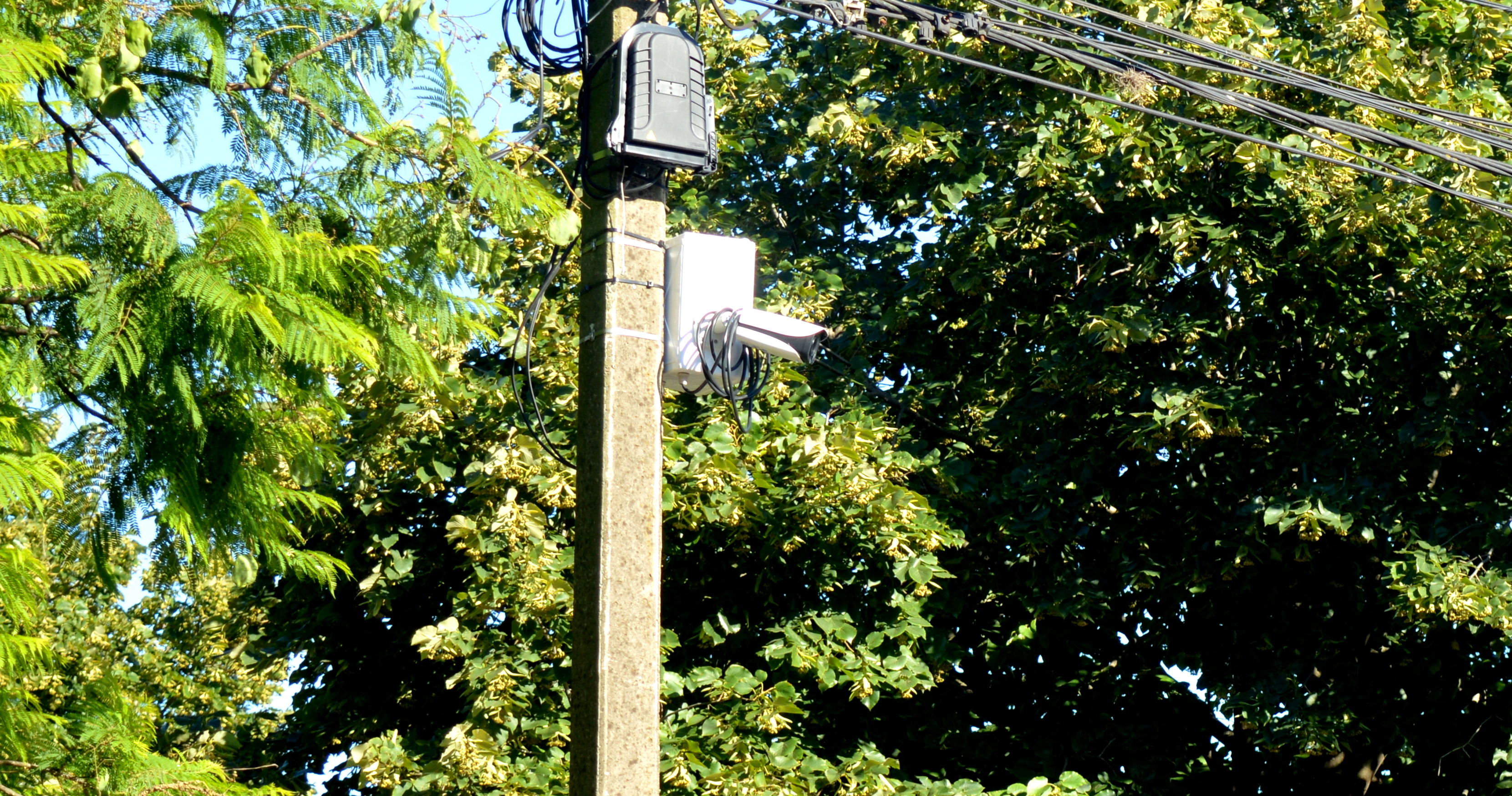 La Secretaria de Seguridad y el Centro de Monitoreo y Vigilancia Urbana se encuentran ejecutando la instalación de ocho nuevas cámaras de video-vigilancia, en puntos planificados de forma estratégica de acuerdo a las políticas de seguridad implementadas desde el Municipio.