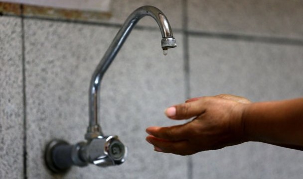 Servicios Sanitarios informó que este jueves 4 de julio, a partir de las 4 de la madrugada, se producirá un corte sectorial en el suministro de agua potable que afectará la zona comprendida entre las calles Buenos Aires, Dardo Lafalce, Piedras e Intendente Lalla, generando bajas de presión en las zonas aledañas.