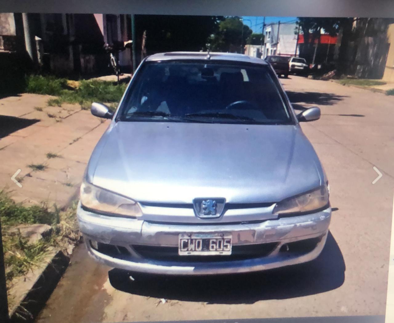 Personal de la Jefatura Comunal Salto y de la Dirección de Tránsito municipal observó en calle Valentín Vergara al 100 la presencia de un automóvil Peugeot 306 de color gris, dominio colocado CWQ- 605, el que aparentemente hace varios días permanecía en el lugar, ya en estado de abandono.