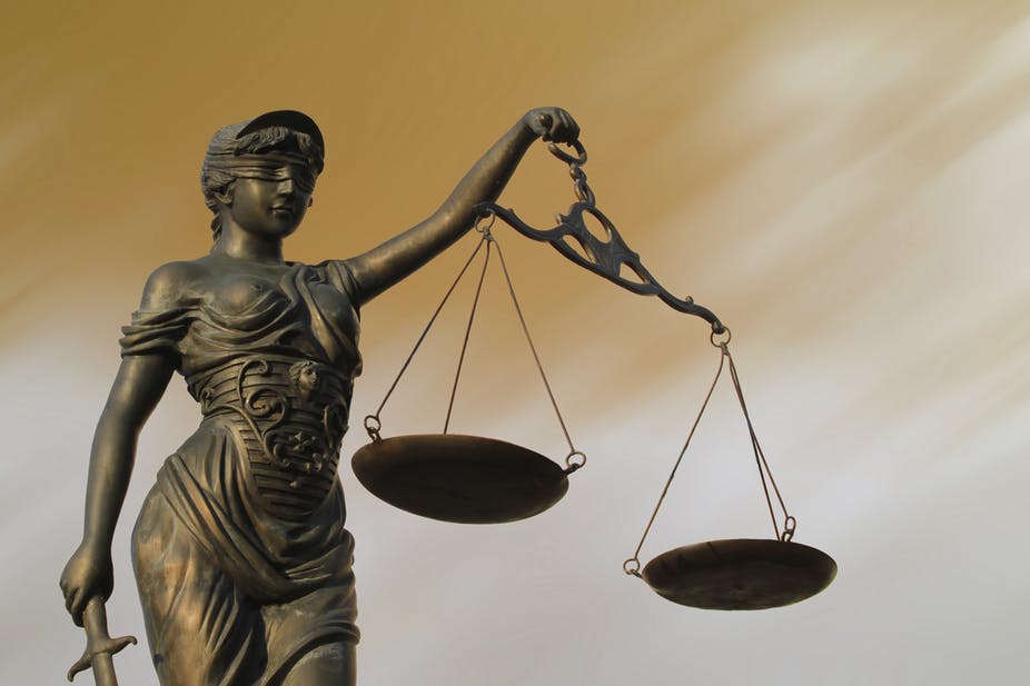 El Juzgado de Faltas de la Municipalidad de Salto (B), intima al Titular y/o poseedor precario del vehículo a que retire de la vía pública el vehículo CAMIÓN EN ESTADO DE ABANDONO CHASIS SIN DOMINIO Y ACOPLADO RAM645, en calle BOLIVIA E/ S. ARGENTINO Y H. CONTI en el plazo de 48 hs. Bajo apercibimiento de proceder al retiro del mismo para su posterior depósito en el galpón Municipal con costas a su cargo.