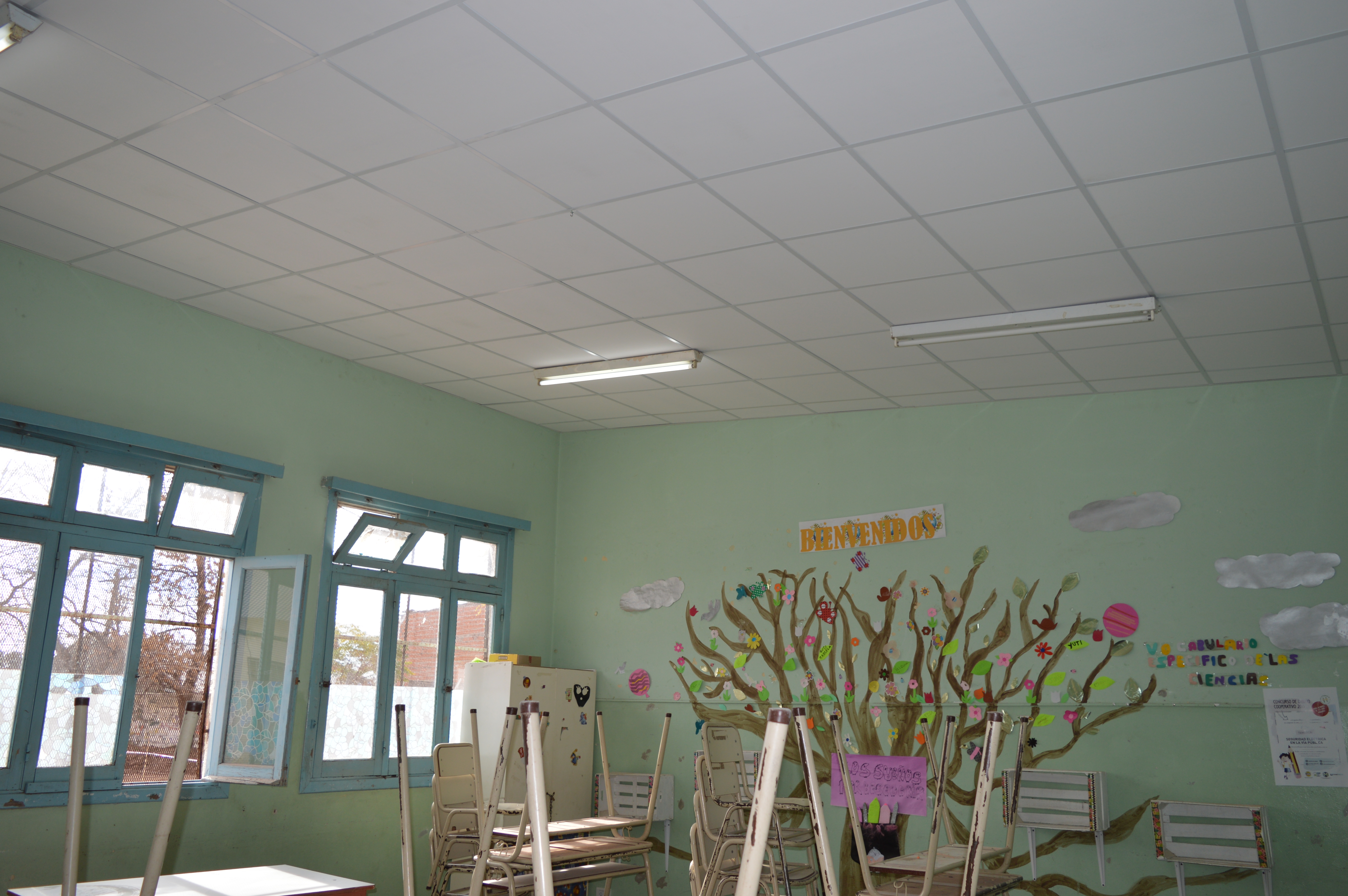 Con recursos del Programa Haciendo Escuelas, desde la Dirección de Educación Municipal, se realizó la colación de un cielorraso en un aula de la E.P N°1.