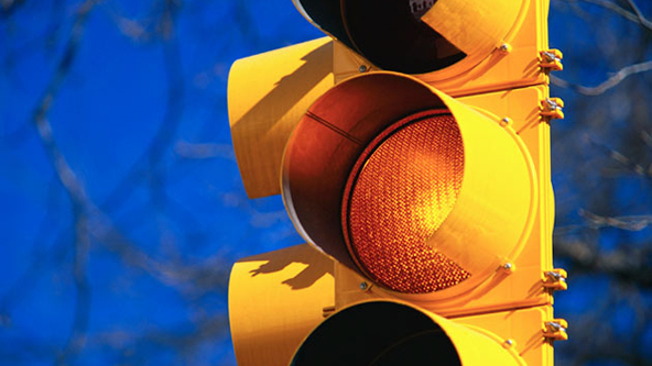 La Dirección de Tránsito y Control Urbano informó que ya se puso en funcionamiento el semáforo ubicado en la intersección de Avenida Virginia Gemme y Arredondo, en mode intermitente.
