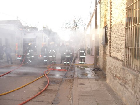 Se quem� una vivienda . R�pido accionar de Bomberos.