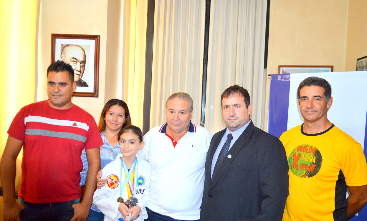 Tatiana Martínez, tiene 9 años y entre otras actividades deportivas que realiza, practica de manera entusiasta el taekwondo, bajo la dirección del profesor Roberto Zamora en la sede del Club Atlético Alumni.