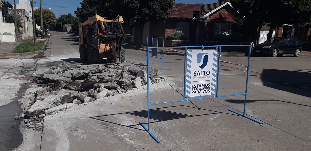 La Municipalidad de Salto se encuentra trabajando en diferentes puntos de la ciudad con el Plan Municipal de Bacheo en calles asfaltadas y el Plan de Recuperación vial en arterias de tierra.