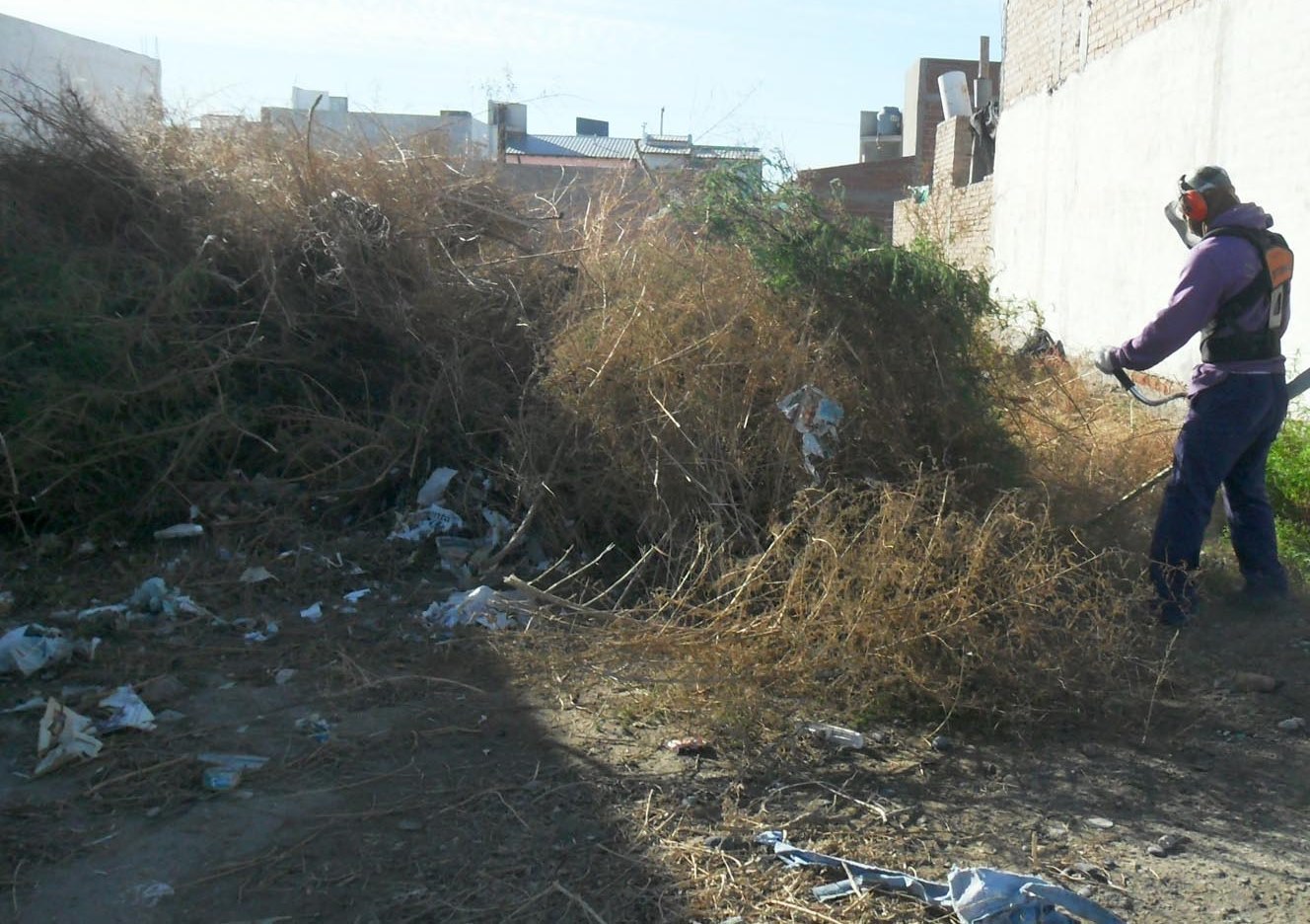 El Juzgado de Faltas de la Municipalidad de Salto (B), intima que en el plazo de 48 hs. efectúe la limpieza del terreno de su propiedad ubicado en calle CROACIA E/ GUARDIA AVANZADA Y PRESBITERO CABRAL de esta ciudad de Salto (B) CIRC II; SECCION B CHACRA 90 PARC. 6, SUB PARCELA 16 TITULAR ALICIA GRISOLIA y/o sucesores y/o tenedores precarios, bajo apercibimiento de efectuar dicha limpieza la Municipalidad de Salto (B), con costas a cargo de Uds. Asimismo se cita a primera audiencia para el día 20/05/19 a las 09:30 bajo apercibimiento de hacerlo con el auxilio de la fuerza pública, debido a la reiteradas notificaciones que se le han cruzado, a fin de que efectúe el descargo correspondiente y/o presenten las pruebas de las que intente valer.