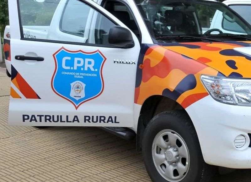 El propietario del campo “Manolo”, ubicado en inmediaciones del camino de tierra a Los Ángeles, puso en aviso a la Patrulla Rural Salto sobre el hallazgo del puestero en el piso del interior de la vivienda, con restos de sangre y aparentemente sin vida.