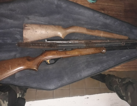 A mediados del mes de septiembre, la Patrulla Rural había iniciado actuaciones judiciales bajo la carátula de “abuso de armas”, ya que en dicha dependencia policial se hizo presente un vecino de la planta Satus Saguer, denunciando que otro del lugar, continuamente, efectuaba disparos intimidatorios a quienes circulen cerca de su casa y siempre generando situaciones de conflicto.