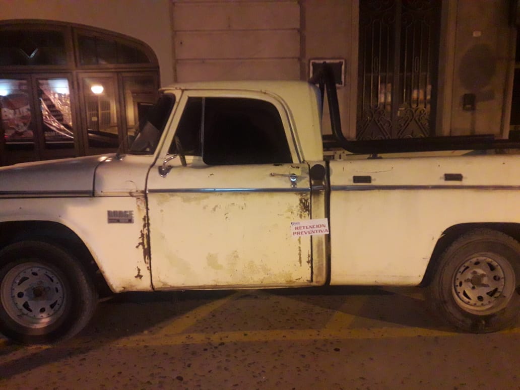 En la madrugada del sábado 27 pasado, el Centro de Monitoreo y Vigilancia Urbana puso en conocimiento de inspectores de tránsito municipal que una camioneta de gran porte y de color crema se dirigía hacia la zona céntrica por la calle Aristóbulo del Valle, en contramano.