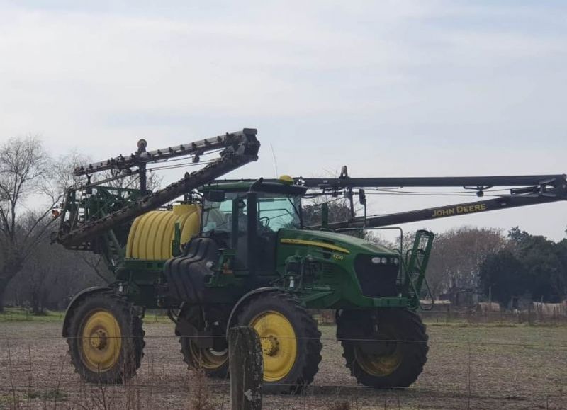 Mientras efectuaba recorrida de rutina, personal del Comando de PrevenciÃ³n Rural de Salto constatÃ³ que un campo lindante al casco urbano de la localidad de Berdier un tractor fumigador estaba desarrollando su tarea a menos de 100 metros de donde habitan los residentes de la comunidad.