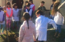 Alumnos de 2º año plantaron árboles frente a la Escuela N° 1