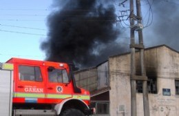 Impresionante incendio demandó más de cuatro horas de arduo trabajo de bomberos de Salto y la región