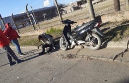 Una mujer resultó herida al caerse de su moto