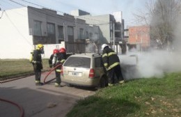 Salida de bomberos por incendio de vehículo en calle Rivadavia