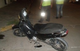 Menor hospitalizado tras chocar en moto contra un auto