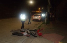 Dos menores en moto fueron embestidas por un automóvil