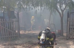 Pérdidas totales tras un voraz incendio en barrio Valacco