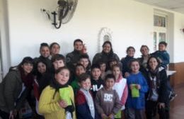 Entrega de golosinas para los alumnos de la Escuela Nº 13 de Coronel Isleño