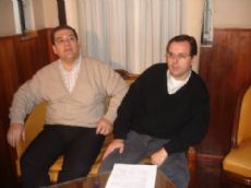 Funcionarios comunales durante la conferencia.
