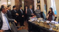 La Presidenta en su despacho junto a un grupo de funcionarios. Acababa de recibir el dictamen en el que Cobos avalaba la remoci�n de Redrado.
