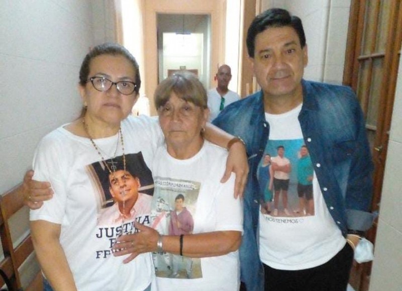 Raquel Vijarra, abuela de Emanuel, junto a Graciela y Silvino, los papás de Fernando Báez Sosa.