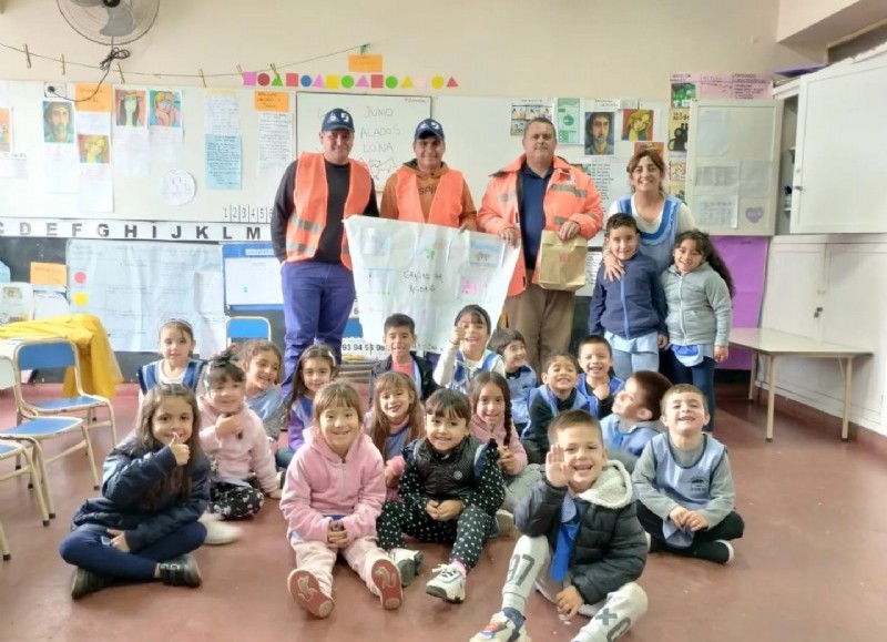 Personal de recolección y de Defensa Civil visitó el Jardín N° 905