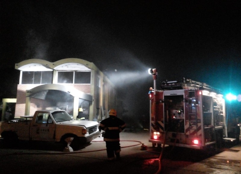 Voraz incendio en la ex Cerámica de Salto: tres heridos