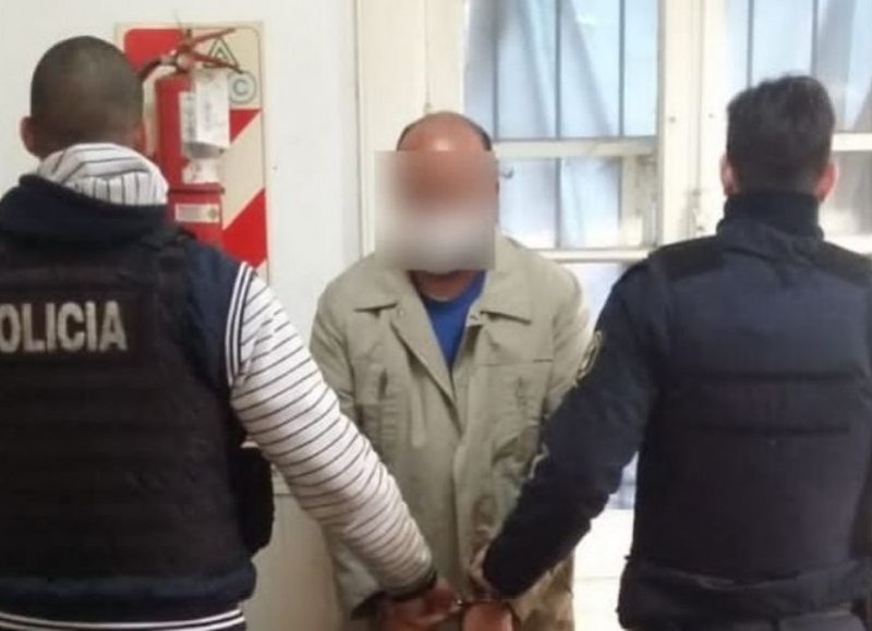 El personal policial detuvo al dueño del geriátrico de La Violeta, Marcelo Giménez, tras una denuncia radicada por el delegado de la localidad, Daniel Esordi.