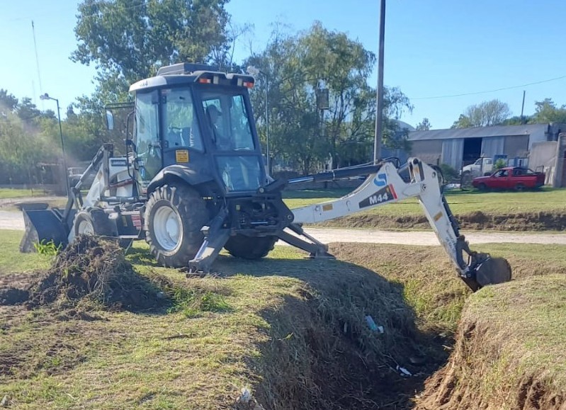 Están haciendo limpieza y canalización en calle Cristóbal Colón para mejorar el drenaje del agua en ese sector.