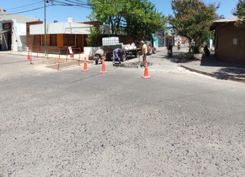 La Municipalidad de Salto, informó que "estamos realizando trabajos de pavimentación en calle Balcarce y Moreno".