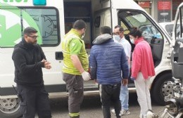 Violenta coalisión entre una camioneta y una moto en pleno centro