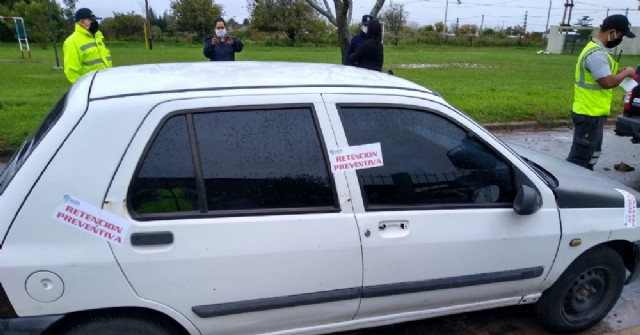 Contravención: Arrojaba residuos en la vía pública desde su auto