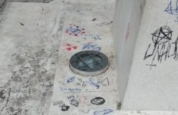 Sin ser advertidos por las cámaras, vandalizaron la Plaza San Martín