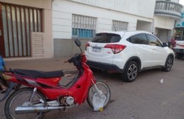 Viajaban alcoholizados en moto y chocaron contra un auto estacionado