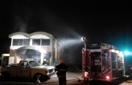 Voraz incendio en la ex Cerámica de Salto: tres heridos