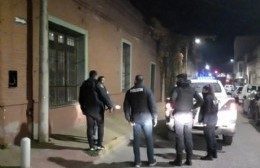 Despliegue policial en el centro de la ciudad: un joven aprehendido