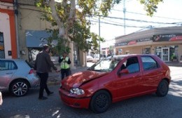 Vehículo chocó de atrás a otro frente a la Terminal de Ómnibus