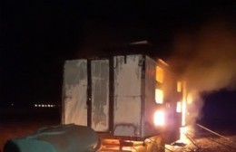 Voraz incendio de una casilla rodante en Gahan
