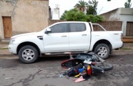 Joven hospitalizada tras chocar su moto contra una camioneta estacionada